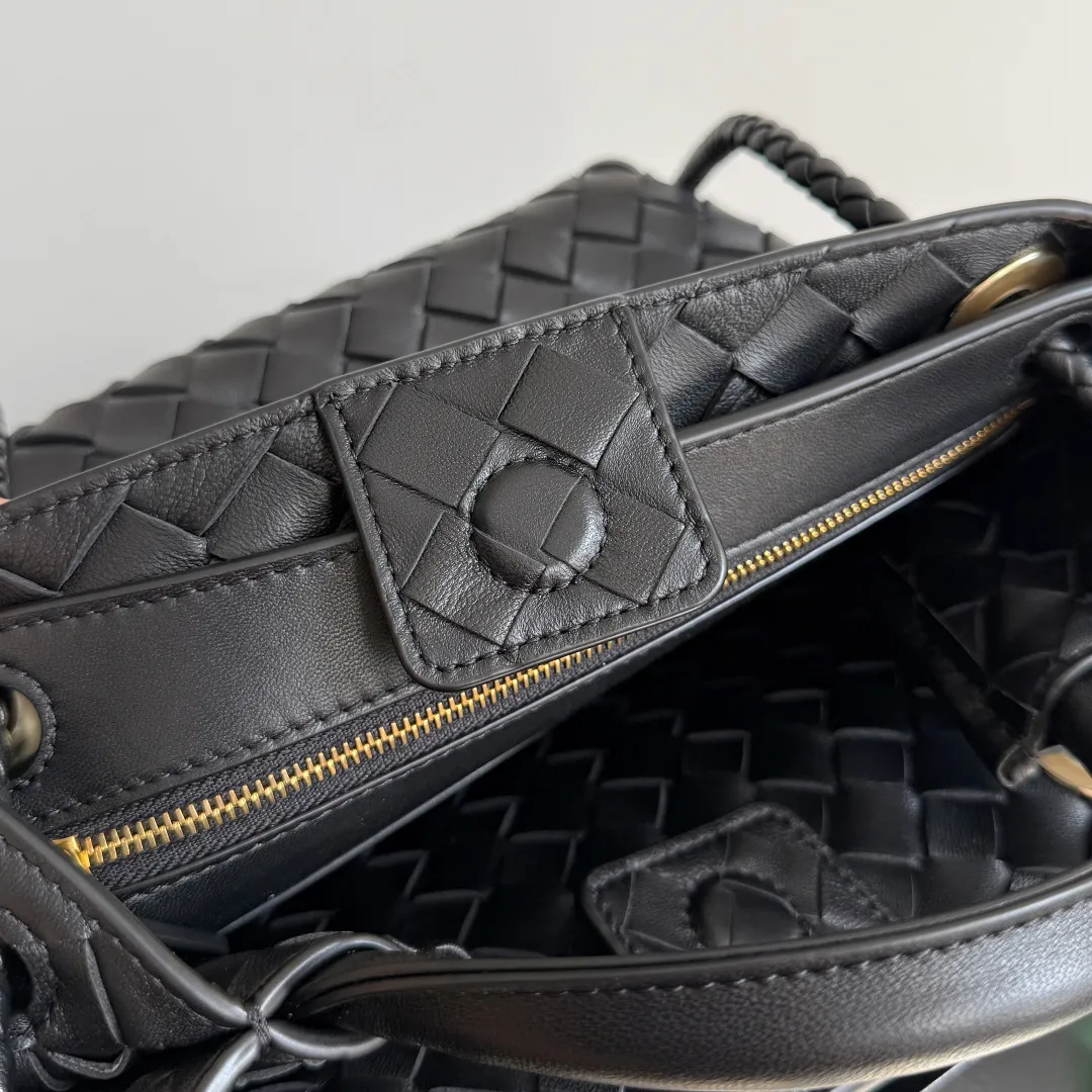 The new Andiamo batch of 3060 BV is shipped‼ ️The classic intercciato weaving process is used to create a soft bag, the metal knot is made of micro-cast aluminum using jewelry technology🪢, and the decorative beads are made of metal and hand-polished oak, allowing you to jump repeatedly between elegance and fun💃, making it unpredictable. Classic and versatile, it shows off your temperament, and the bag has a large capacity, making it very convenient for daily commuting! It has a variety of carrying methods, the shoulder straps can be adjusted by yourself, the original lambskin feels soft and delicate, and the unisex style breaks gender boundaries and brings a more practical and long-lasting use experience. The Andiamo, which has both elegant and casual styles, perfectly interprets the "fashionable old money style". Style number: 743568+wood hardware Color: black gold buckle Size: 25*22*10.5cm
